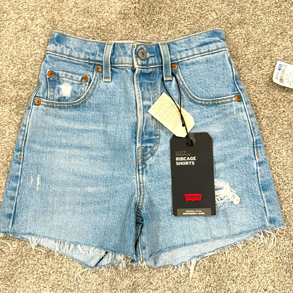 Never worn, Levi Kids Ribcage Shorts!